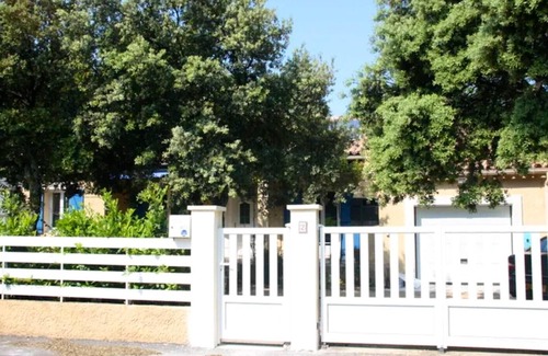 Bouchet House | Homerez - Big house for 9 ppl. with swimming-pool, jacuzzi and garden at Bouchet
