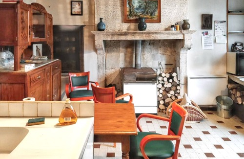 Echalot House | Homerez - Charming house in Échalot with private parking included