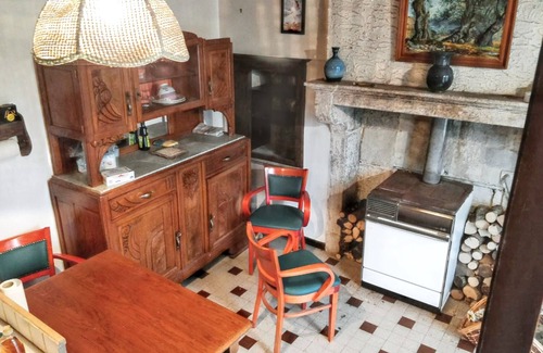 Echalot House | Homerez - Charming house in Échalot with private parking included