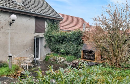 Echalot House | Homerez - Charming House in Échalot with Enclosed Garden