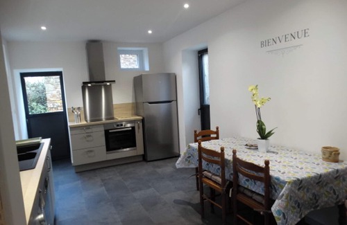 Nivillac House | Homerez - Charming house in Nivillac with garden and fireplace