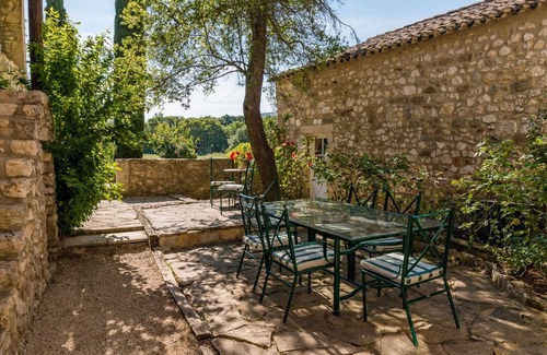 Valaurie House | Homerez - Charming house in Valaurie with shared pool.