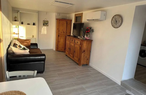 Feyzin Apartment | Homerez - Cozy Apartment in Feyzin - 47 m² with Parking