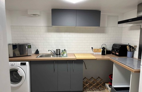 Feyzin Apartment | Homerez - Cozy Apartment in Feyzin - 47 m² with Parking