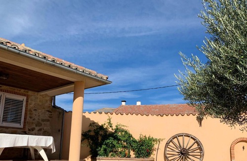 Aldehuela de la Boveda House | Homerez - Spacious house with garden and terrace
