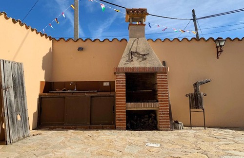Aldehuela de la Boveda House | Homerez - Spacious house with garden and terrace