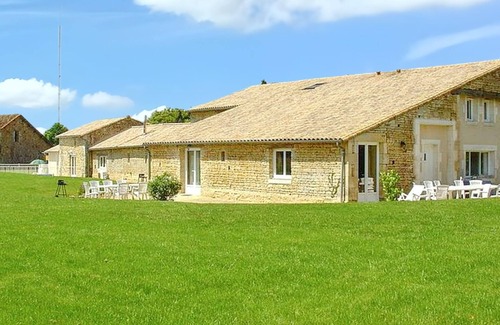 Saint-Vincent-la-Chatre House | Homerez - House with pool in St-Vincent-la-Châtre