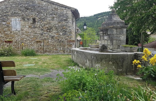 Revest-des-Brousses House | Homerez - House in Revest-des-Brousses