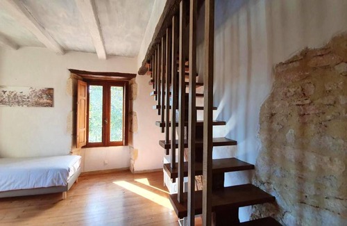 Puy-l'Eveque House | Homerez - House for 6 ppl. with shared pool, terrace and balcony at Puy-l'Évêque