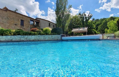 Puy-l'Eveque House | Homerez - House for 6 ppl. with shared pool, terrace and balcony at Puy-l'Évêque