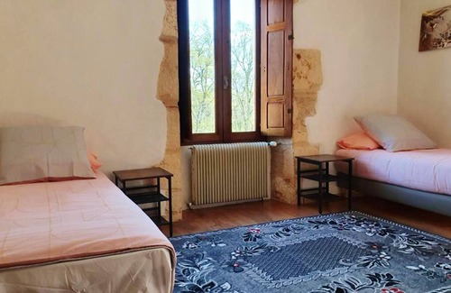 Puy-l'Eveque House | Homerez - House for 6 ppl. with shared pool, terrace and balcony at Puy-l'Évêque