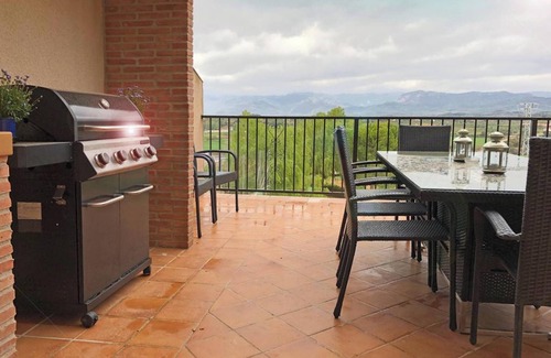 Cretas House | Homerez - House in Cretas with View