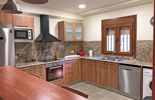 Cretas House | Homerez - House in Cretas with View