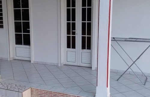 Les Mangles House | Homerez - House in Les Mangles