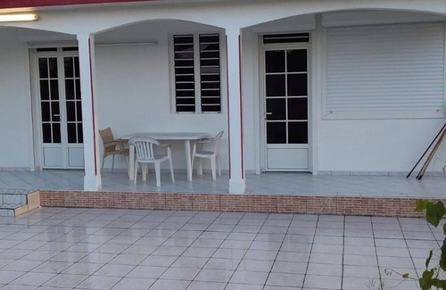 Les Mangles House | Homerez - House in Les Mangles