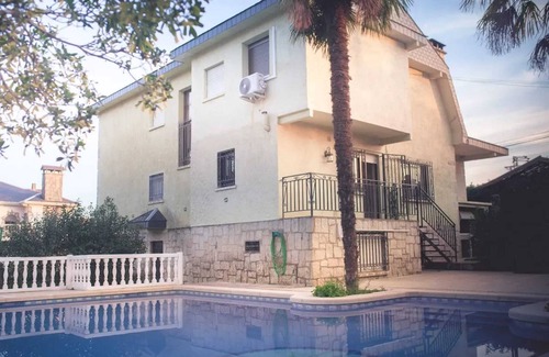 La Adrada Villa | Homerez - Modern villa with pool in La Adrada
