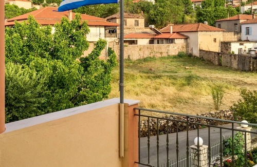 Vlachokerasia House | Homerez - Nice house for 4 ppl. with garden and balcony at Manthirea