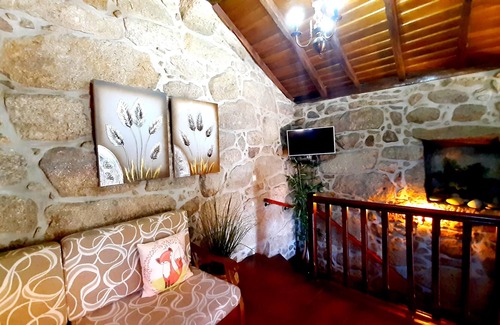 Lindoso House | Homerez - Nice house for 2 ppl. with balcony at Lindoso