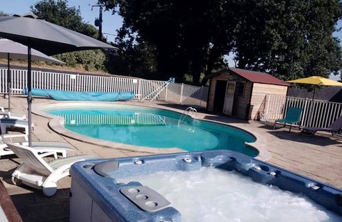 Rostrenen House | Homerez - Nice house With access to the pool