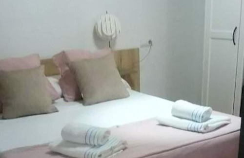 Doctor Barraquer-Grupo Renfe-Policlinico Apartment | Homerez - Nice studio for 2 ppl. at Sevilla