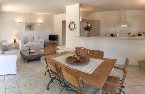 Solaro Villa | Homerez - Relaxing Villa in Solaro with Private Pool and Garden