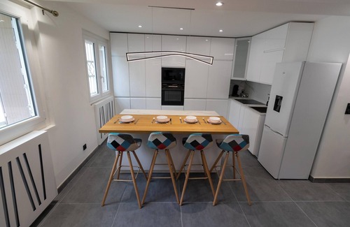 Grand Clement Apartment | Homerez - Spacious apt in Villeurbanne