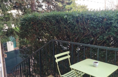 Chatou Apartment | Homerez - Spacious apartment near Chatou with fenced garden