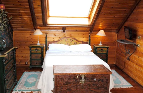 Sabando Ski Chalet | Homerez - Spacious cottage With mountain view and garden