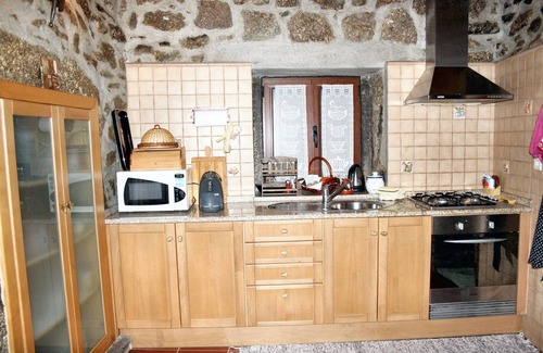 Viseu House | Homerez - Spacious Family House in Nogueira with Garden
