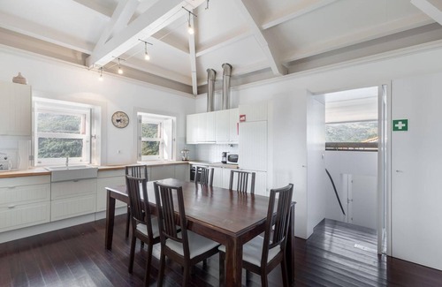 Vilar House | Homerez - Spacious house with pool and mountain view in Travassós