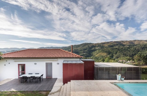 Vilar House | Homerez - Spacious house with pool and mountain view in Travassós