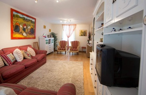Rua de Francos House | Homerez - Spacious house for 7 ppl. with balcony at Teo