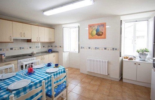 Rua de Francos House | Homerez - Spacious house for 7 ppl. with balcony at Teo