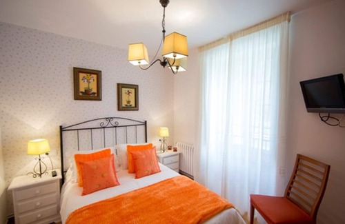 Rua de Francos House | Homerez - Spacious house for 7 ppl. with balcony at Teo