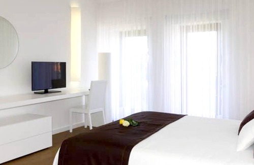 Riba de Mouro House | Homerez - Spacious house for 5 ppl. with terrace at Riba de Mouro