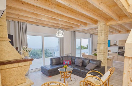 Favara Villa | Homerez - Spacious villa 10 km away from the beach for 6 ppl. with swimming-pool