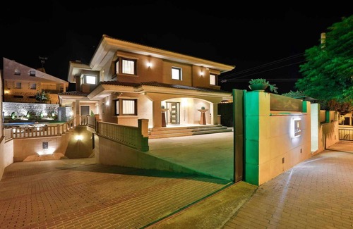 Vinaixa Villa | Homerez - Spacious Villa in Vinaixa with Pool and Jacuzzi