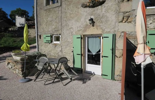 Le Soulie Apartment | Homerez - Studio Le Soulié, garden