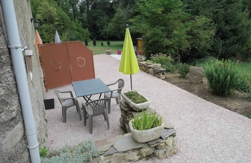 Le Soulie Apartment | Homerez - Studio Le Soulié, garden