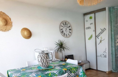 Saint-Cyprien Plage Apartment | Homerez - Studio Saint-Cyprien, sea view