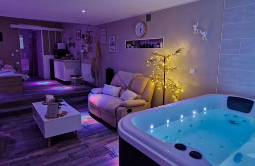 Westrehem Apartment | Homerez - Studio with Jacuzzi in Westrehem
