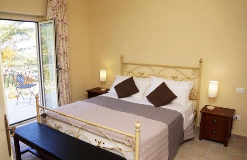 San Lucido Villa | Homerez - Villa 4 km away from the beach with swimming-pool, jacuzzi and terrace