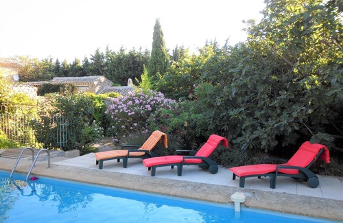 Piolenc Villa | Homerez - Villa for 21 ppl. with swimming-pool, garden and terrace at Piolenc