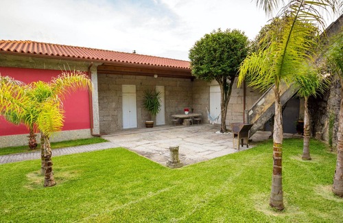 Guilhofrei Villa | Homerez - Villa for 6 ppl. with swimming-pool and garden at Sobradelo da Goma
