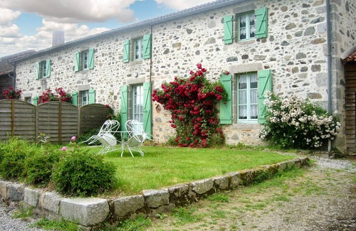 Moutiers-Sous-Chantemerle House | Homerez - Welcoming house with lake view in Moncoutant