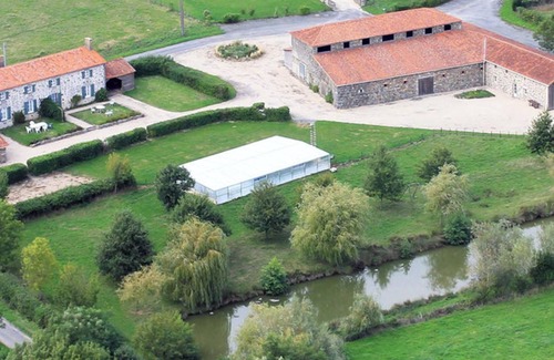 Moutiers-Sous-Chantemerle House | Homerez - Welcoming house with lake view in Moncoutant