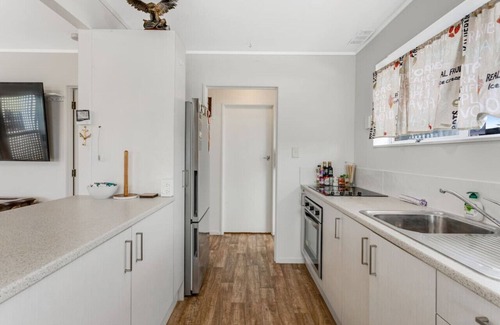 Glen Eden House | Homespun Unit with deck, air-con and parking