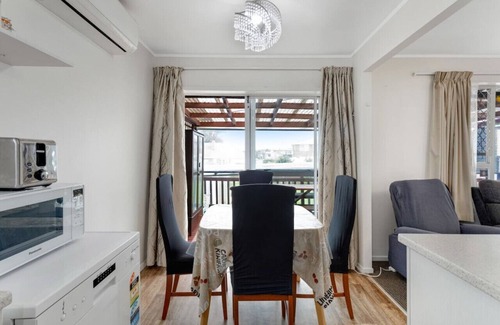 Glen Eden House | Homespun Unit with deck, air-con and parking