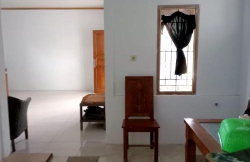 Cilimus House | Homestay Black&White