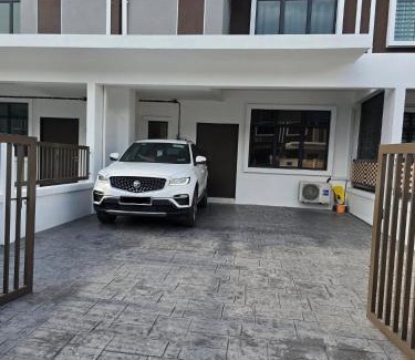 Ijok House | Homestay Iris Puncak Alam l Bersebelahan Hospital UiTM Puncak Alam l Teres 2 Tingkat